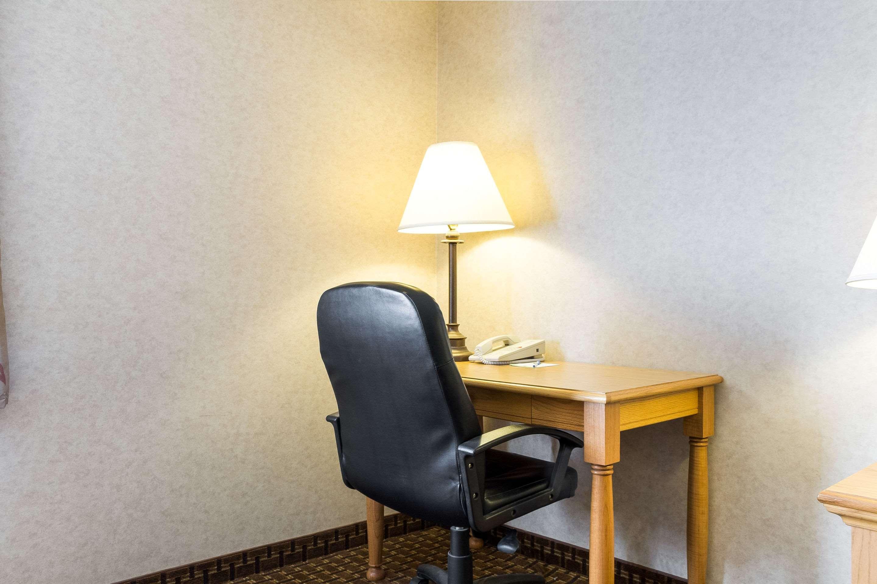 Comfort Inn & Suites Къстър Екстериор снимка